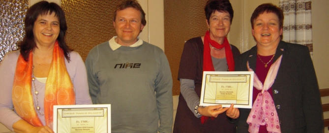 De gauche à droite :
Marlène Glardon et Alain Monney (respectivement Présidente et Caissier de SOS Futures Mamans), Maguy Lovey et Marianne Gachet (respectivement Secrétaire et Présidente du Service d’entraide de Châtel-St-Denis).